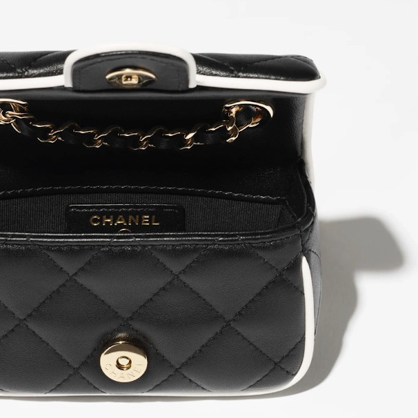 一目置かれる存在に ◆ CHANEL ◆ チェーンクラッチ ミニバッグ