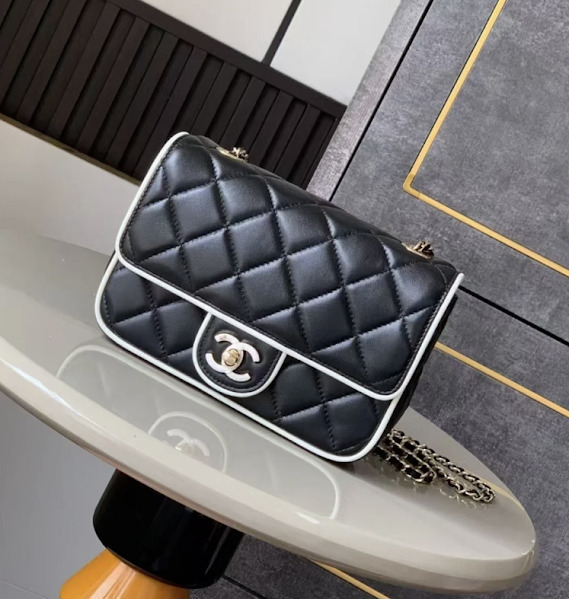 一目置かれる存在に ◆ CHANEL ◆ チェーンクラッチ ミニバッグ