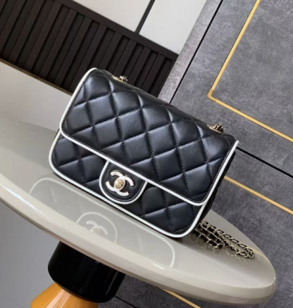 一目置かれる存在に ◆ CHANEL ◆ チェーンクラッチ ミニバッグ
