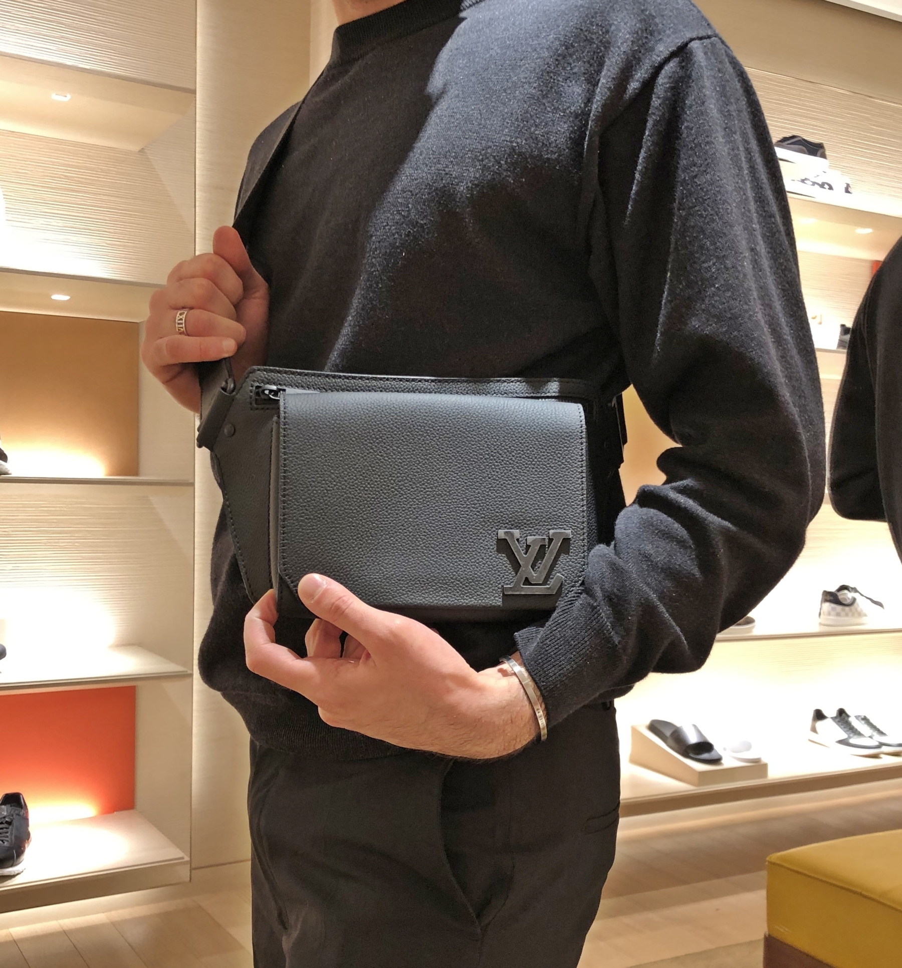 ルイヴィトン★最新作 バムバッグ NV★M57081・関税込み
