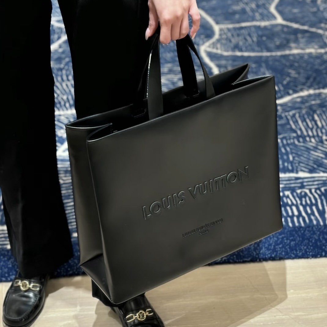 【オールブラックがカッコ良すぎ！】ルイヴィトン トートバッグ