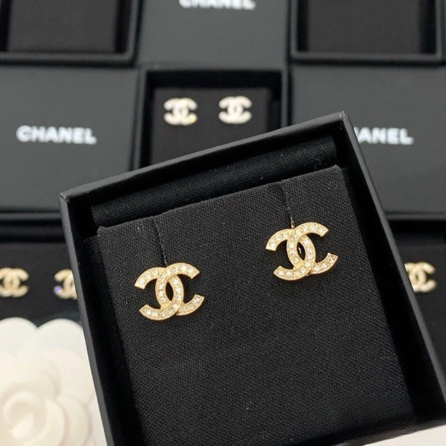 【不動の人気♡耳元格上げ】CHANEL CCロゴ ピアス
