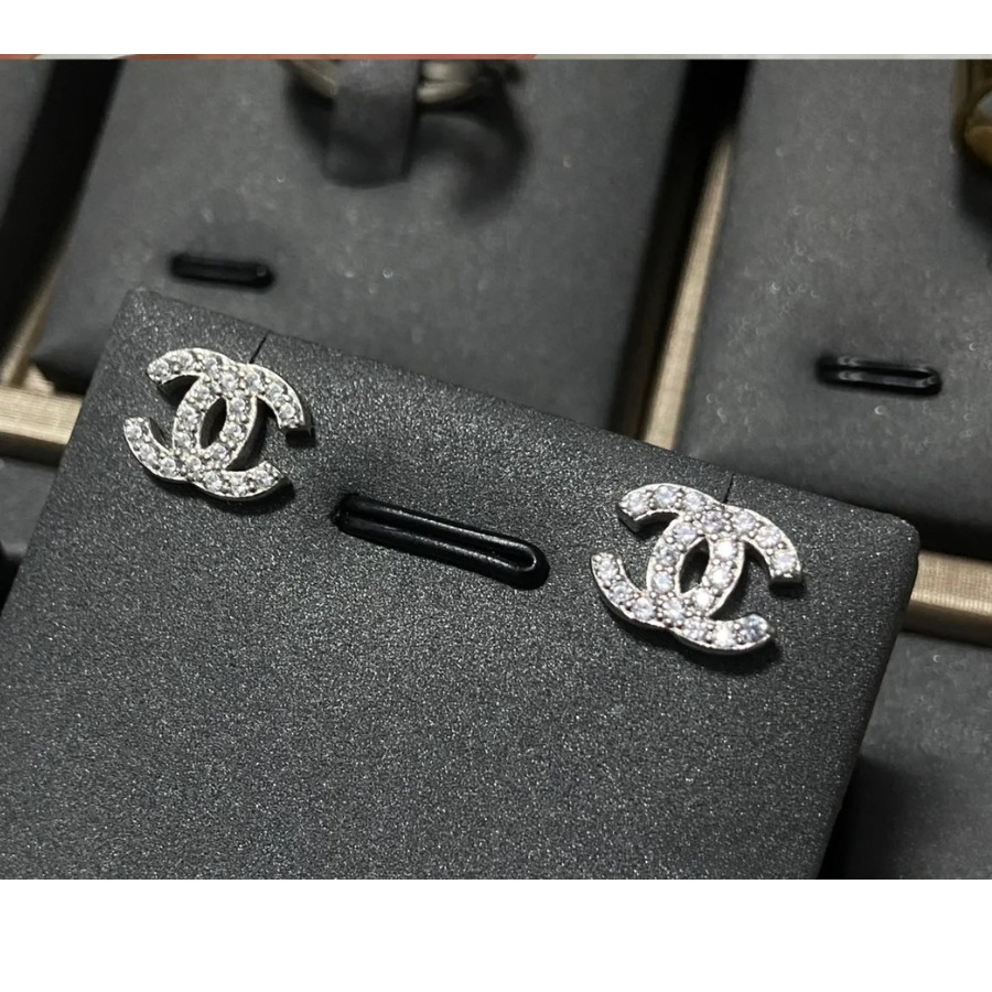 【不動の人気♡耳元格上げ】CHANEL CCロゴ ピアス