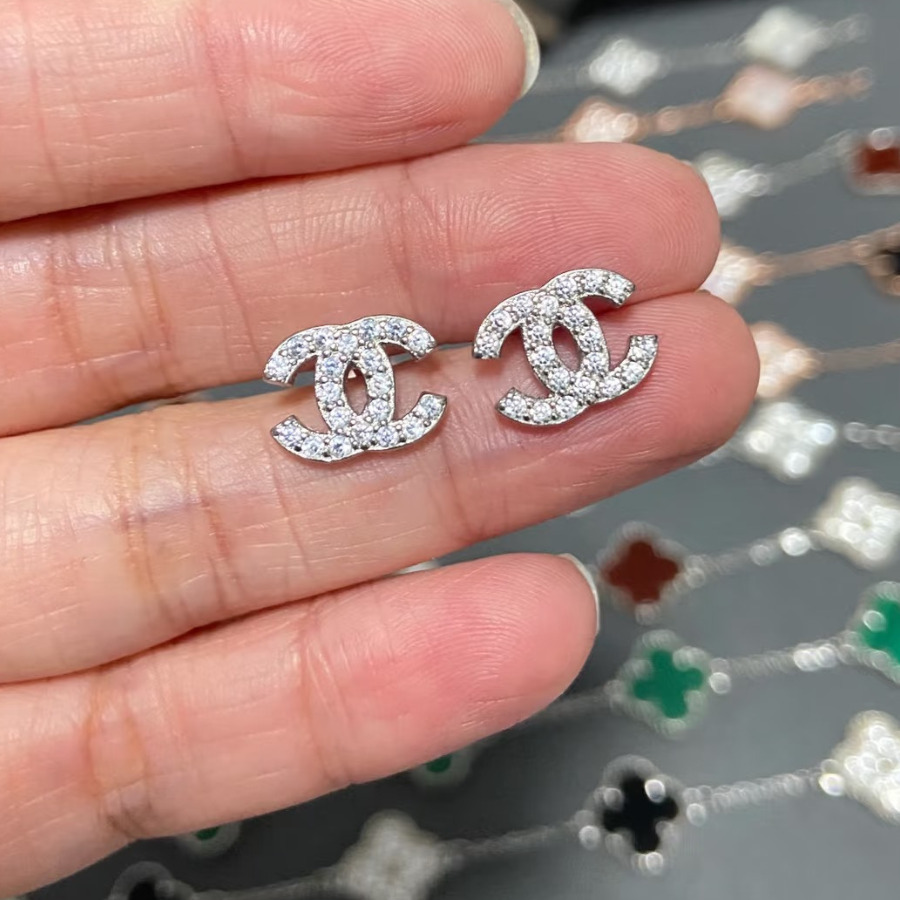 【不動の人気♡耳元格上げ】CHANEL CCロゴ ピアス
