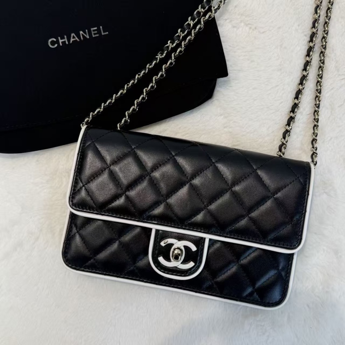 【持つだけで主役級◎】CHANEL バイカラー　チェーンウォレット