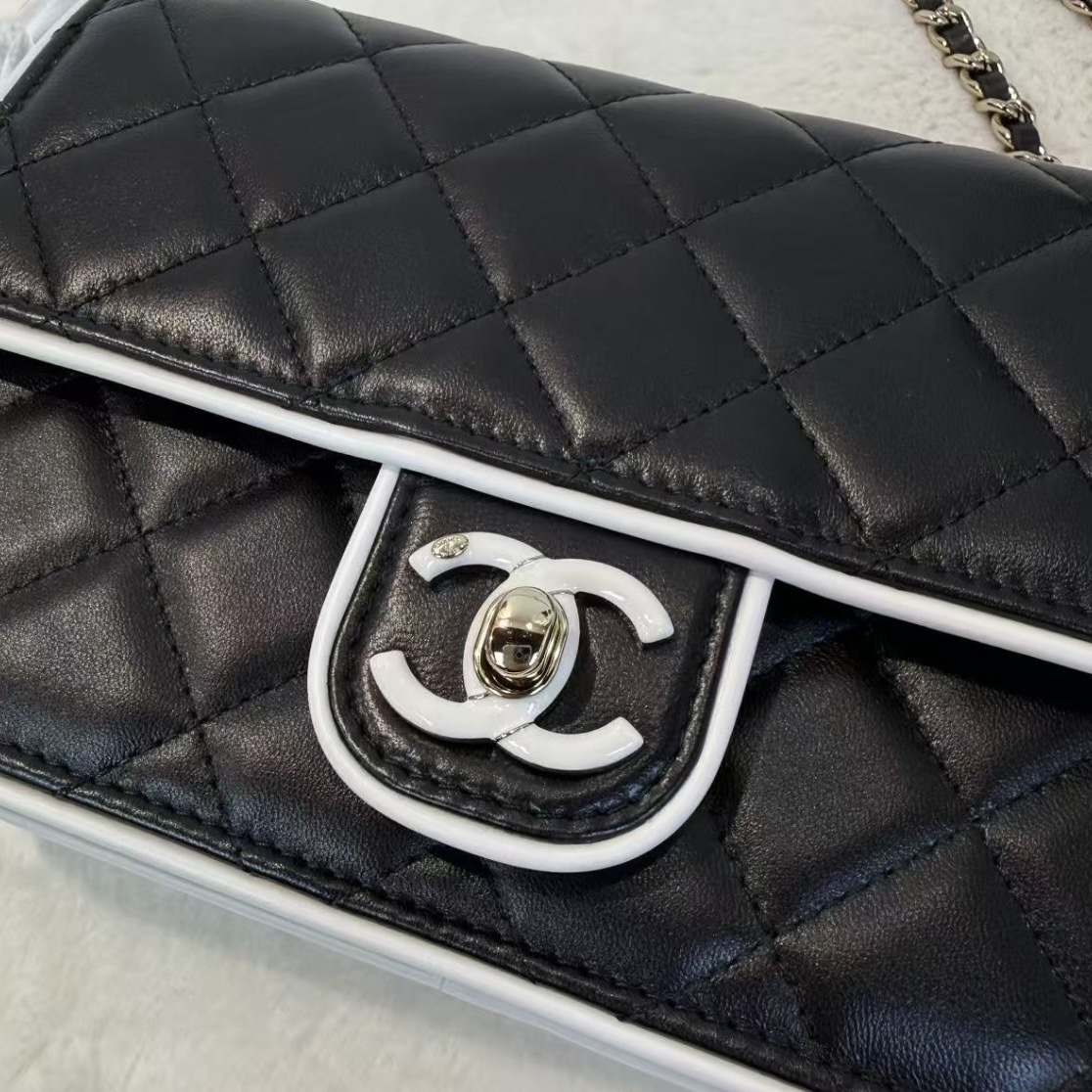 【持つだけで主役級◎】CHANEL バイカラー　チェーンウォレット