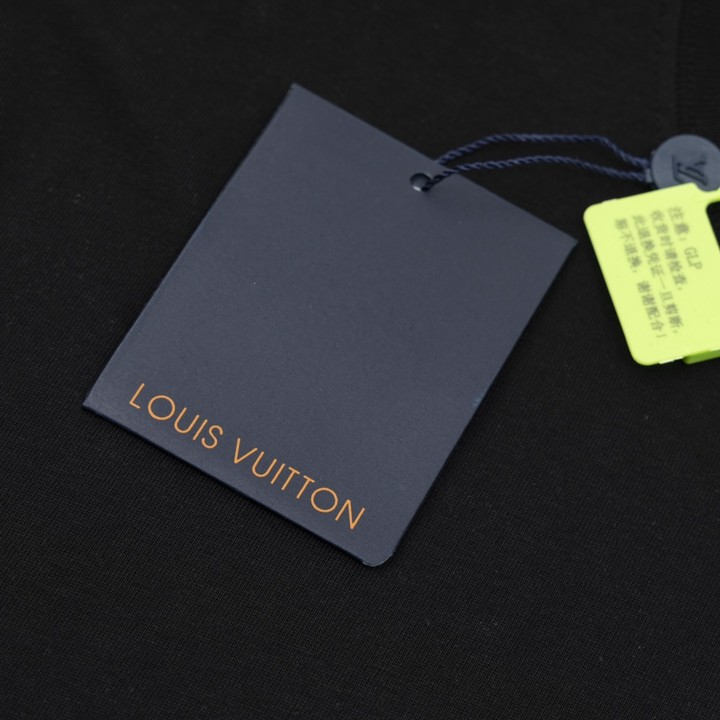 LOUIS VUITTON x Chrome Hearts コラボレーション、26SS 限定版ロゴプリントTシャツ