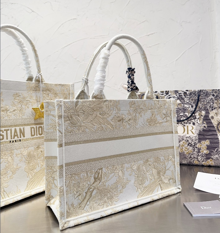 【新作】DIOR BOOK TOTE ミディアムバッグ