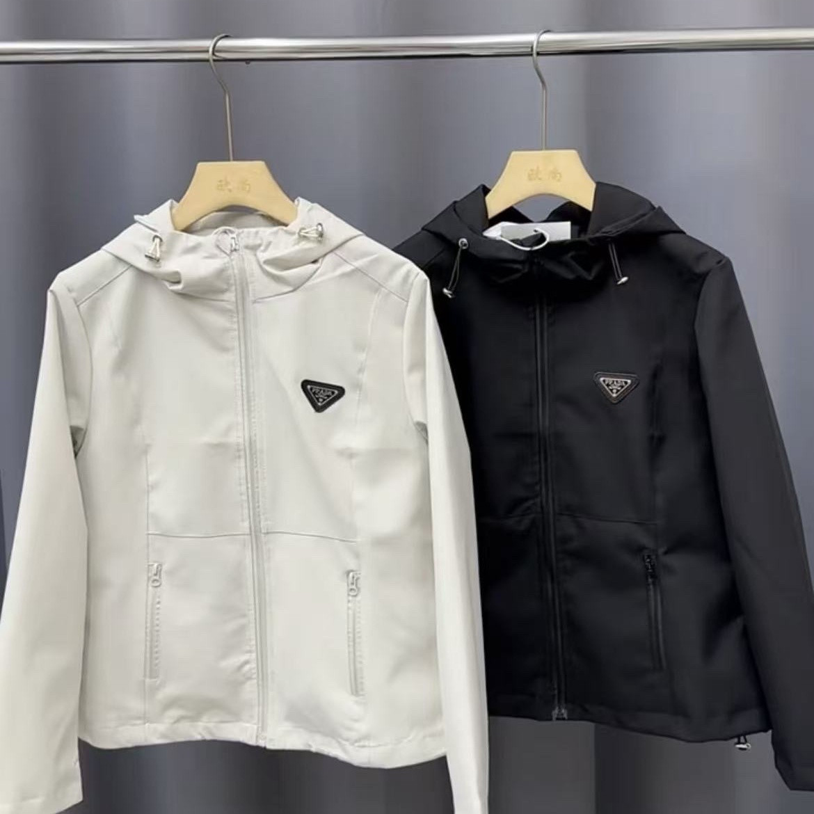 【在庫限定】PRADA 三角プレートロゴ パーカージャケット 2 色