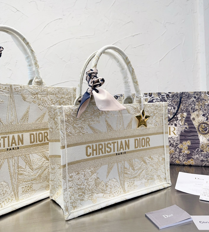 【新作】DIOR BOOK TOTE ミディアムバッグ