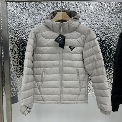限定特価✨PRADA 軽量ダウン フード付き 防寒アウター 国内発送