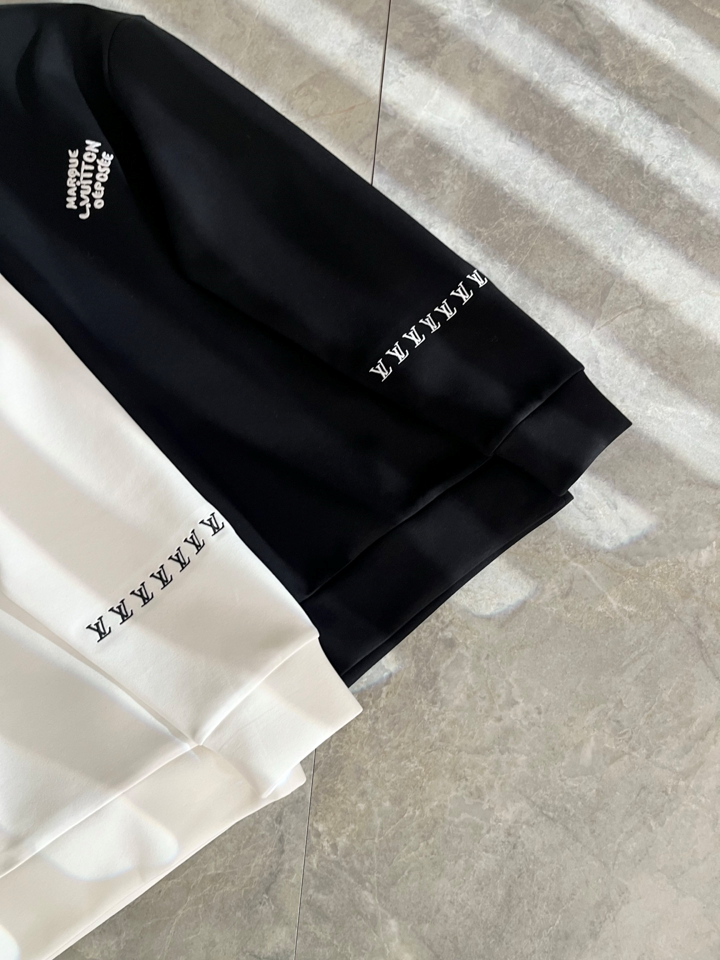 LOUIS VUITTON バックロゴ ユニセックス プルオーバー