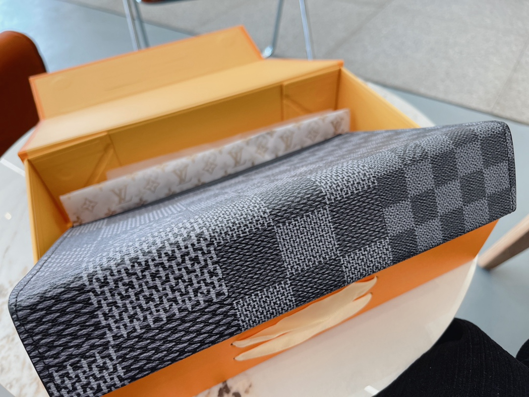 Louis Vuitton ☆ ルイヴィトン メンズポーチ、クラッチ、セカンドバッグ