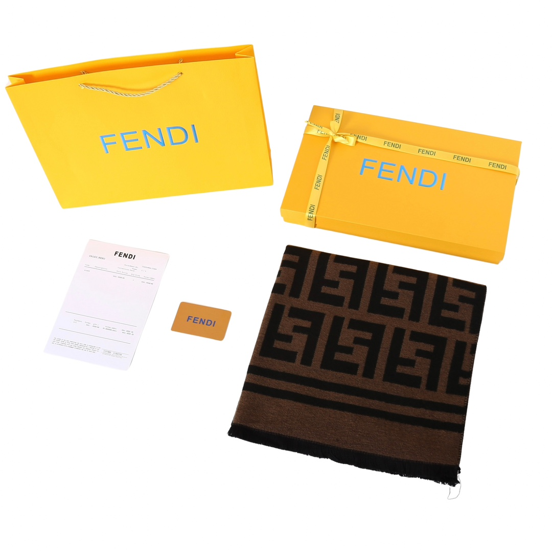 FENDI フェンディのギフトセット。ブラウンのFFパターン、ベッドリネンデザイン、ラムスキン製のダストバッグが特徴です。