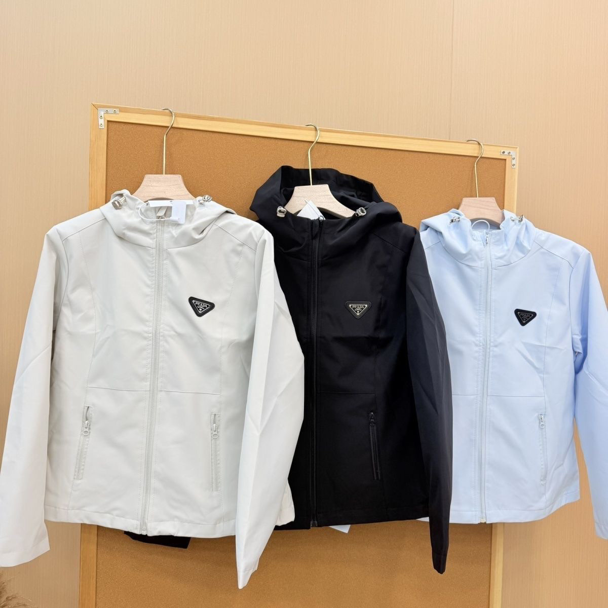 【在庫限定】PRADA 三角プレートロゴ パーカージャケット 2 色