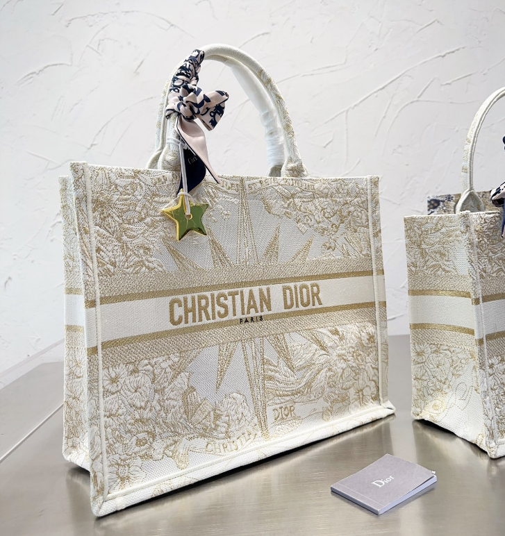 【新作】DIOR BOOK TOTE ミディアムバッグ