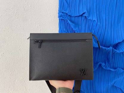 Louis Vuitton メッセンジャー・ヴォワヤージュ 黒