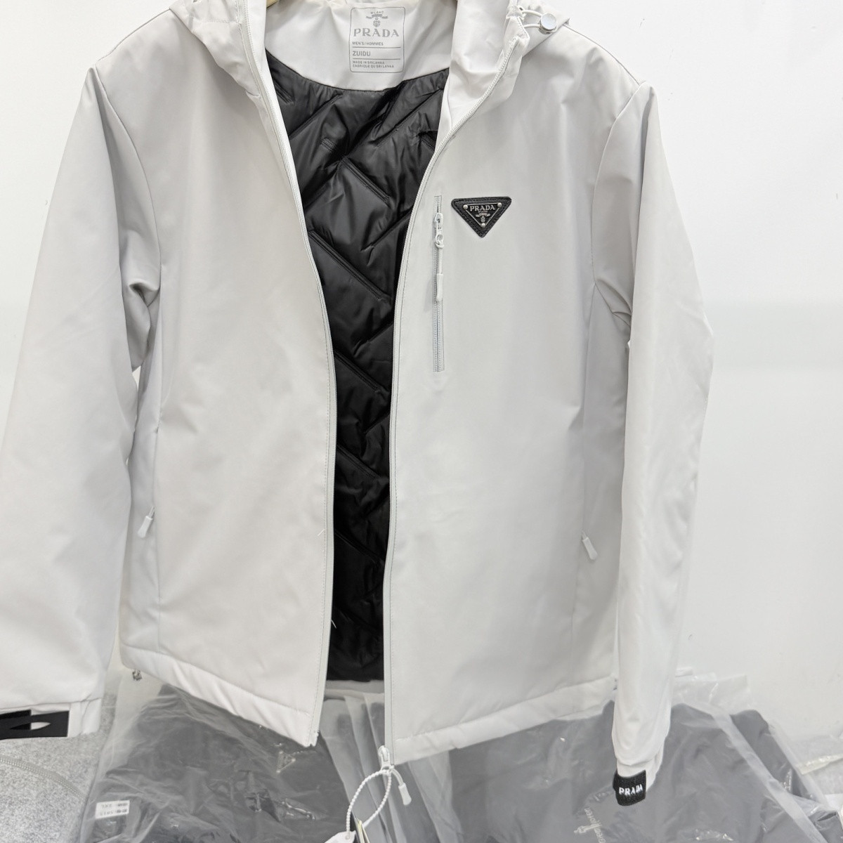 【限定在庫】PRADA 三角プレートロゴ 薄中綿パーカージャケット 3 色展開 冬のカジュアルアウタ