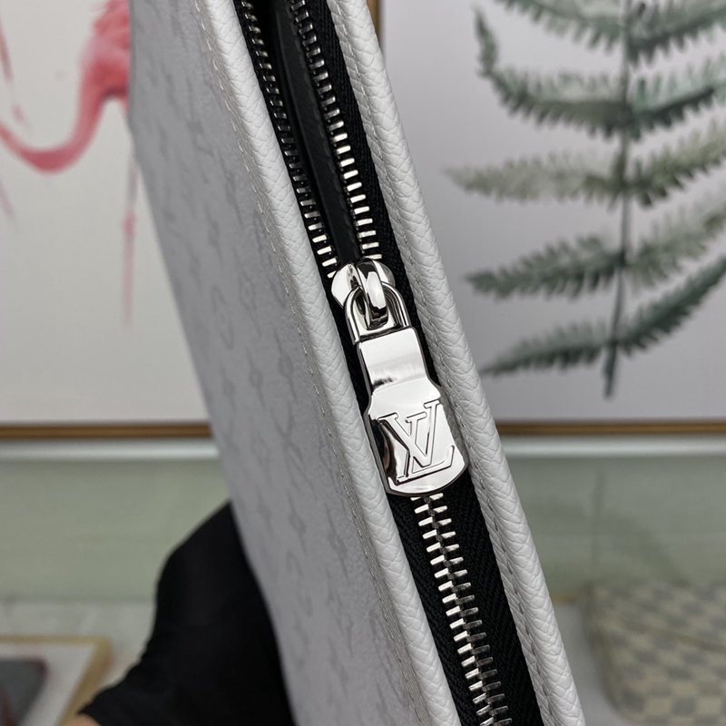 Louis Vuitton（ルイヴィトン）ポシェット・ヴォワヤージュ MM M30420