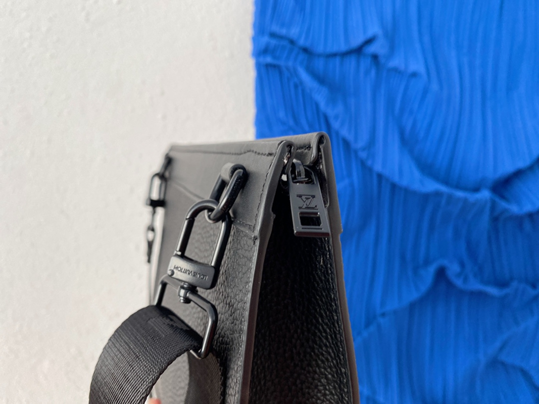 Louis Vuitton メッセンジャー・ヴォワヤージュ 黒