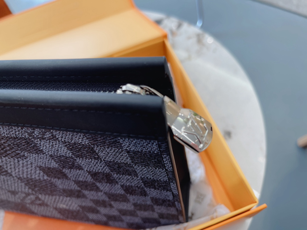 Louis Vuitton ☆ ルイヴィトン メンズポーチ、クラッチ、セカンドバッグ