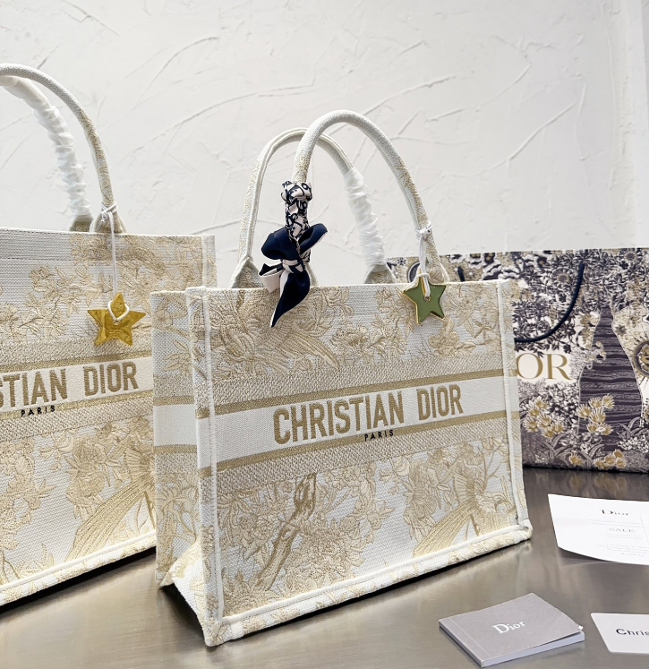 【新作】DIOR BOOK TOTE ミディアムバッグ