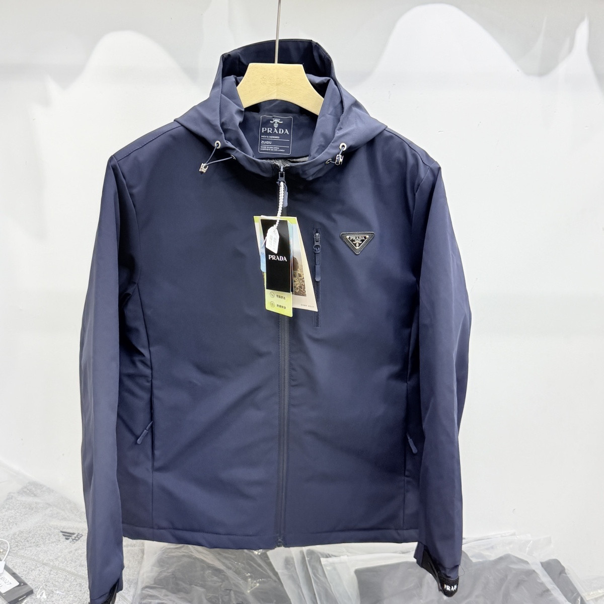 【限定在庫】PRADA 三角プレートロゴ 薄中綿パーカージャケット 3 色展開 冬のカジュアルアウタ