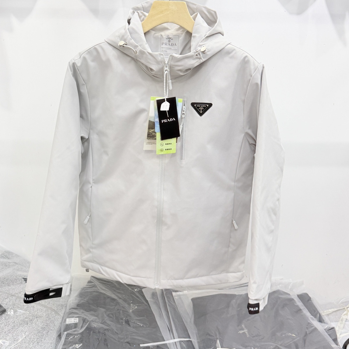 【限定在庫】PRADA 三角プレートロゴ 薄中綿パーカージャケット 3 色展開 冬のカジュアルアウタ