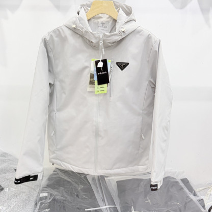【限定在庫】PRADA 三角プレートロゴ 薄中綿パーカージャケット 3 色展開 冬のカジュアルアウタ