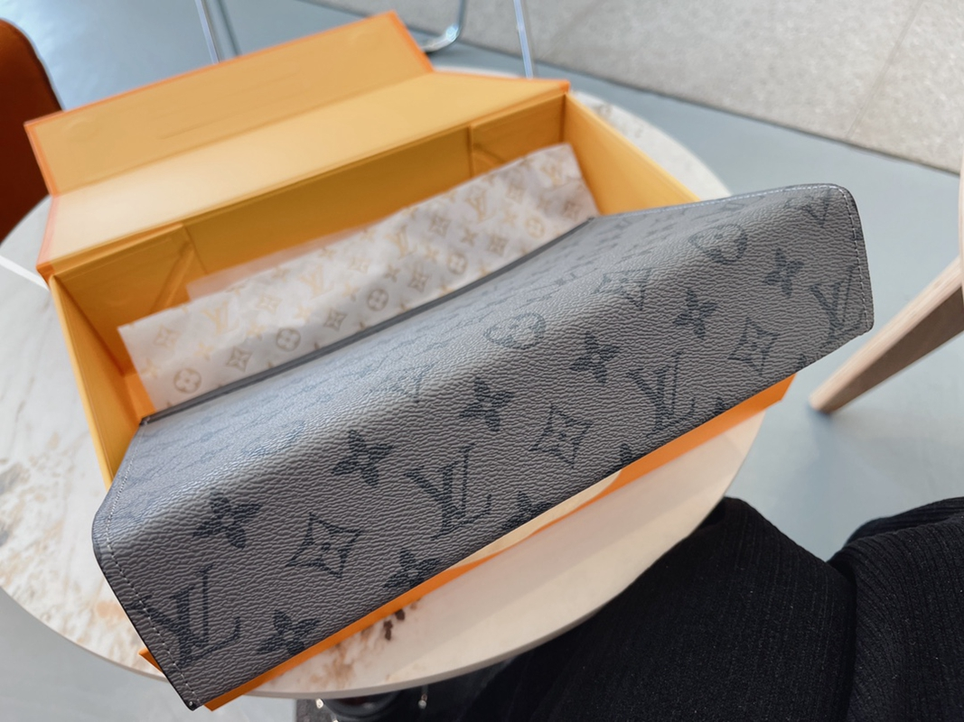 Louis Vuitton ☆ ルイヴィトン メンズポーチ、クラッチ、セカンドバッグ