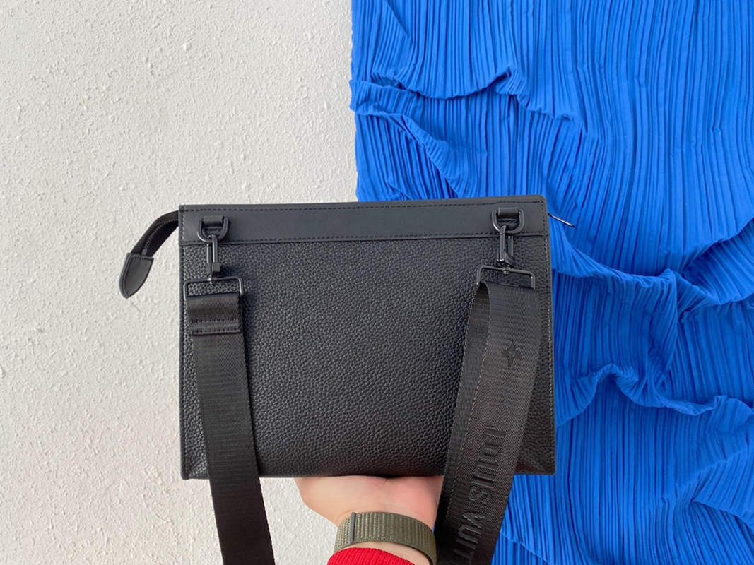 Louis Vuitton メッセンジャー・ヴォワヤージュ 黒