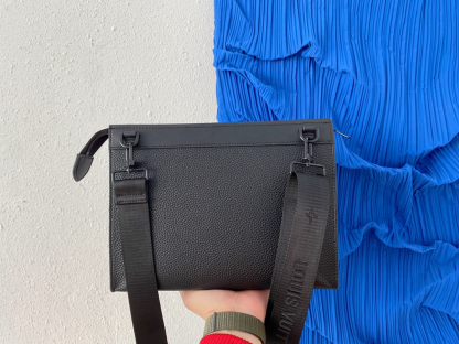 Louis Vuitton メッセンジャー・ヴォワヤージュ 黒