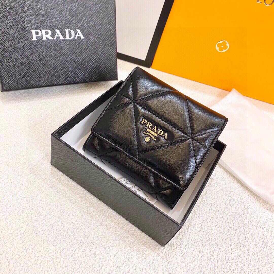 PRADAシープスキンショートウォレット