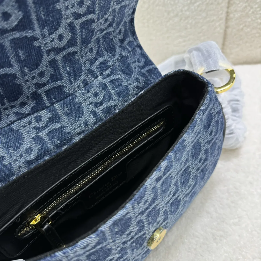 クリスチャン ディオールの新作サドルバッグ 三日月クロスボディバッグ