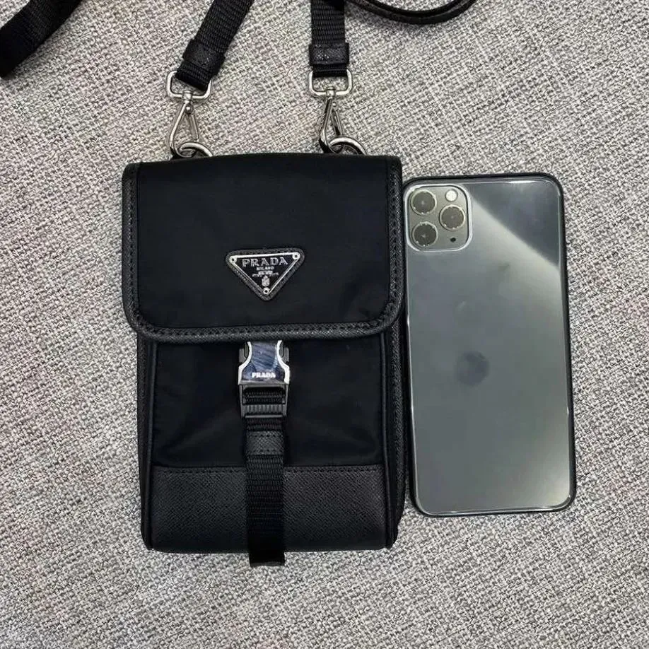 ☆PRADA leather smartphone case☆ショルダーバッグ