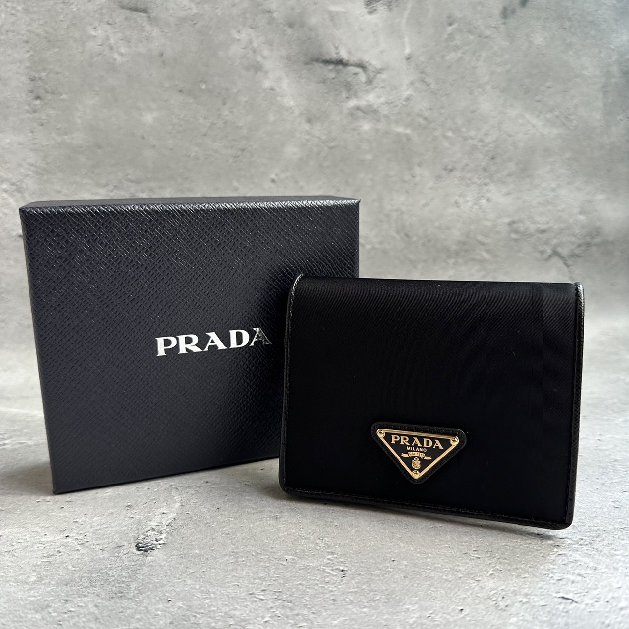 PRADA ナイロンxサファイアーノ 二折り財布 トライアングルロゴ