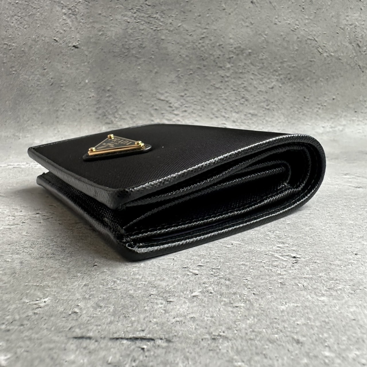 PRADA ナイロンxサファイアーノ 二折り財布 トライアングルロゴ