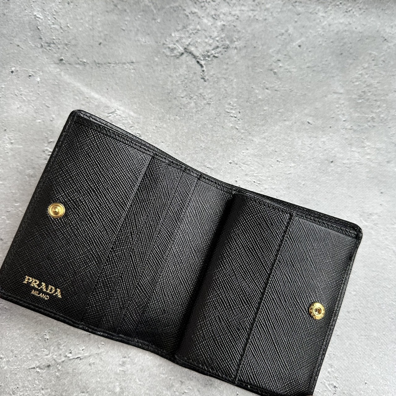 PRADA ナイロンxサファイアーノ 二折り財布 トライアングルロゴ