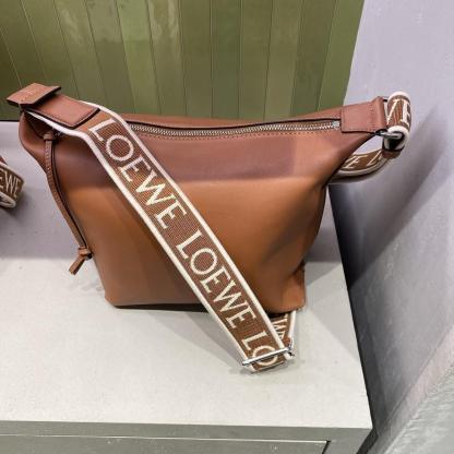 【現地顧客価格！】LOEWEキュービショルダーバック