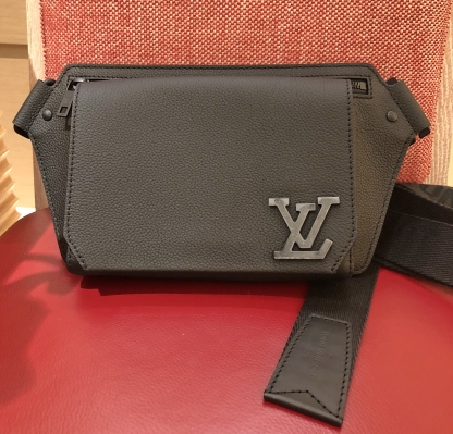 ルイヴィトン★最新作 バムバッグ NV★M57081・関税込み