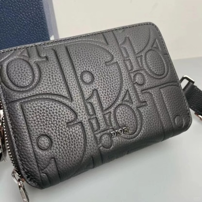 丁度良いお洒落サイズ★【 Dior 】ストラップ付き ジップポーチ