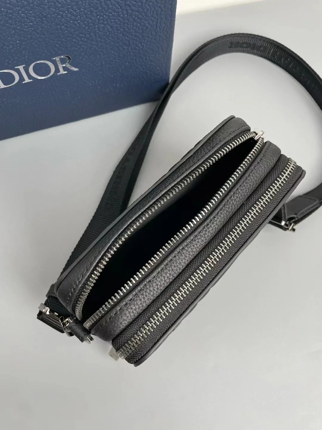 丁度良いお洒落サイズ★【 Dior 】ストラップ付き ジップポーチ