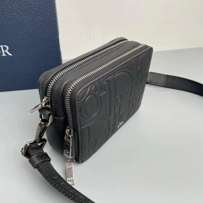 丁度良いお洒落サイズ★【 Dior 】ストラップ付き ジップポーチ