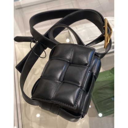 BOTTEGA VENETA キャンディカセット パデッドレザー ショルダー