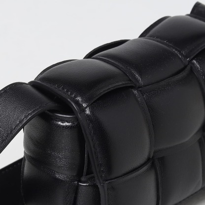 BOTTEGA VENETA キャンディカセット パデッドレザー ショルダー