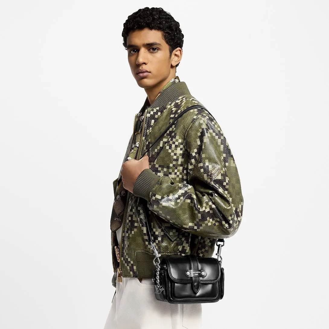 【男女問わず◎】LouisVuitton カーゴ ウェアラブル ウォレット