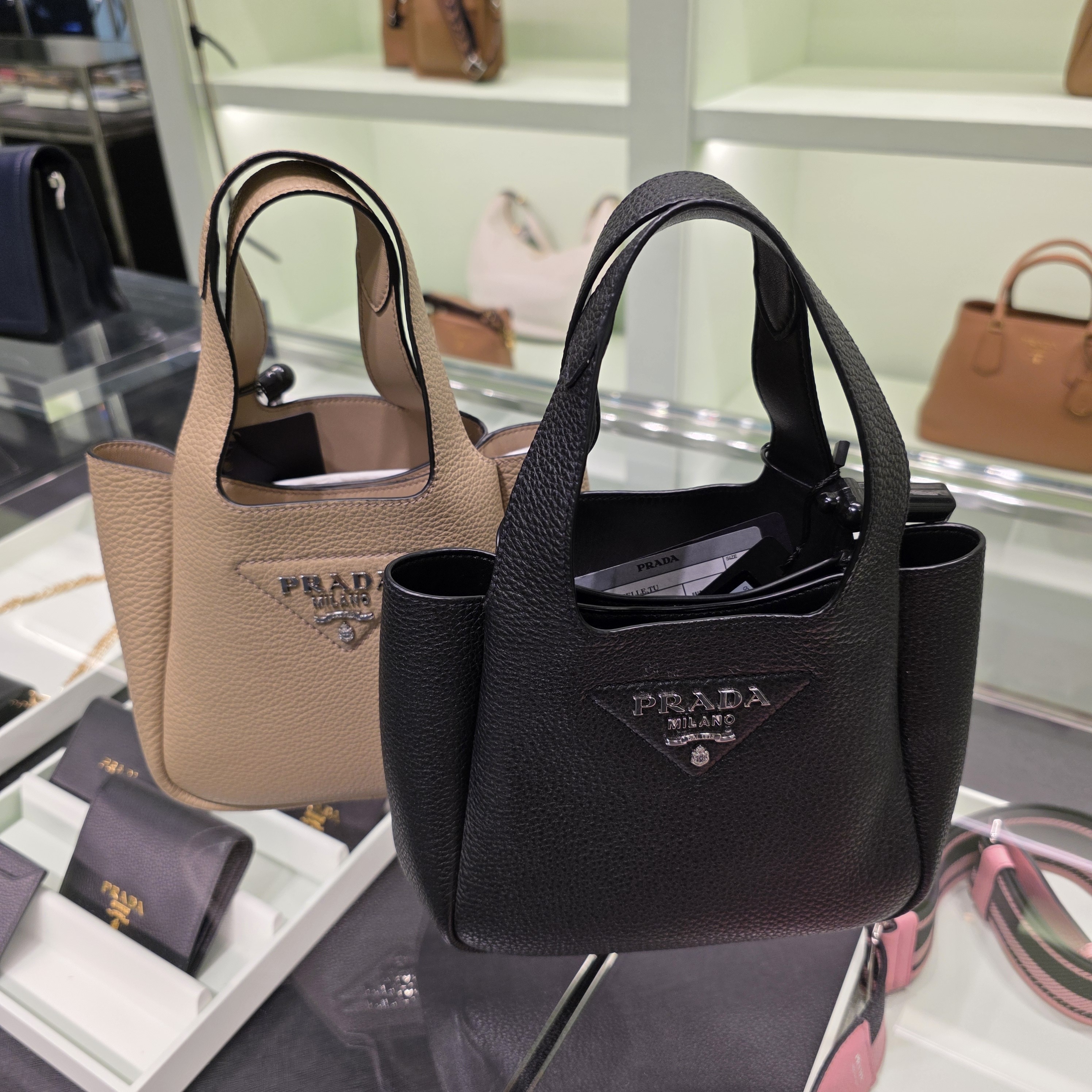 100%直営店買付!【PRADA】レザーミニハンドバック 1BA349 2DKV