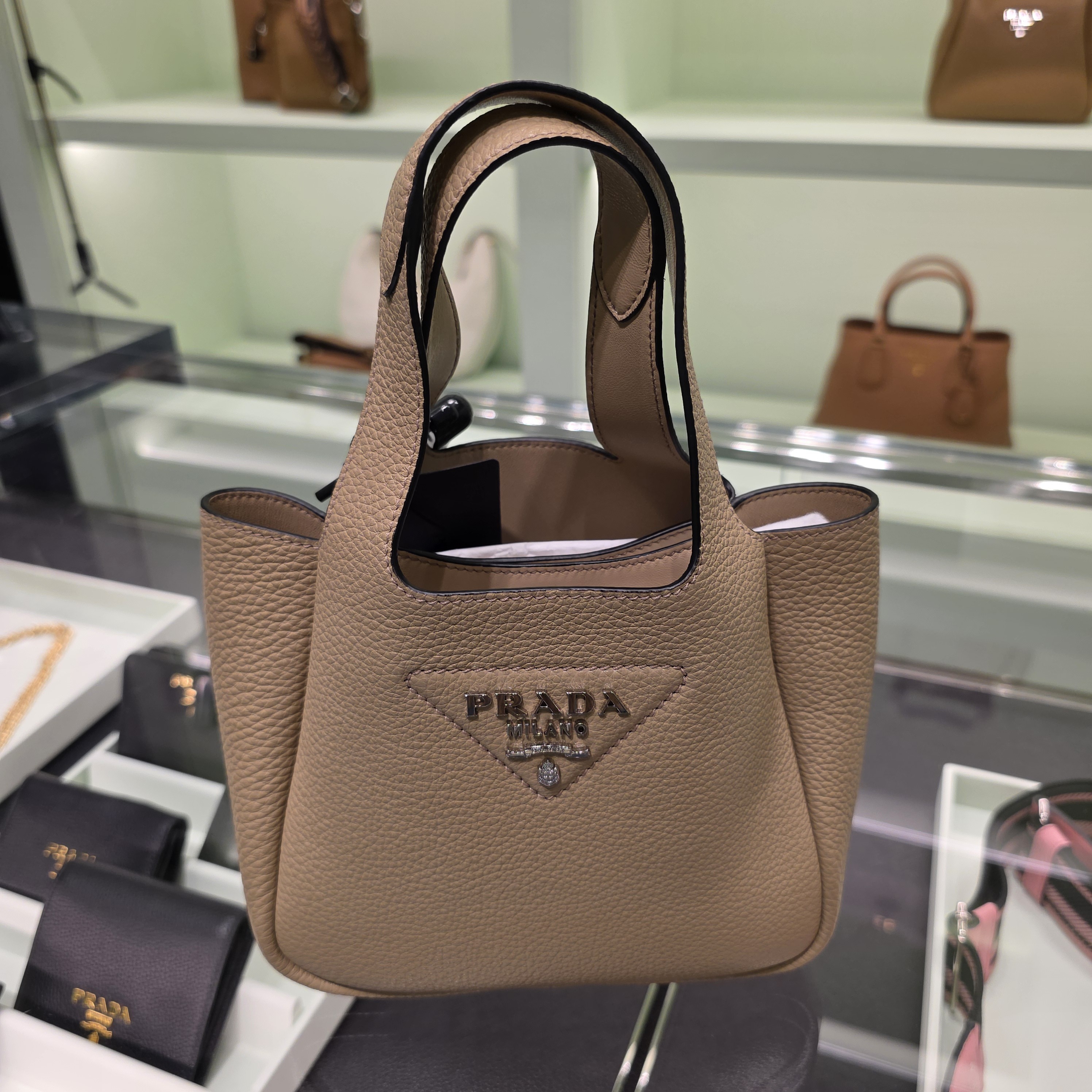 100%直営店買付!【PRADA】レザーミニハンドバック 1BA349 2DKV