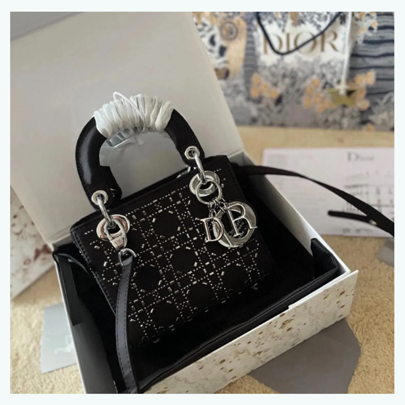 人気の新作 DIOR LADY DIOR三格シルクダイヤモンド折りギフトボックススカーフをプレゼントします