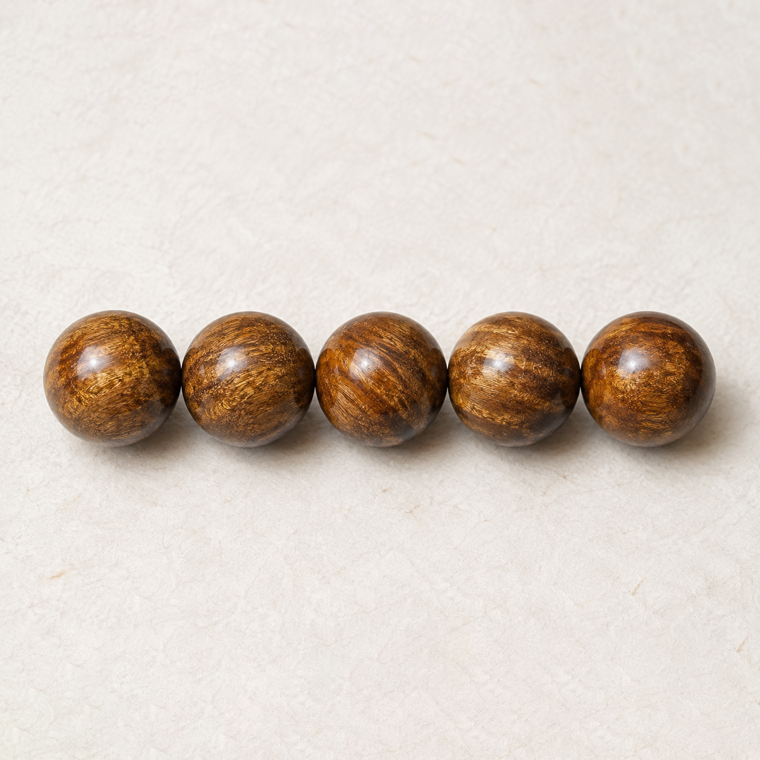 金絲楠木の木目を楽しむ、13珠の腕輪念珠。日々のお守りと厄除けの願いを込めて。日常使いと贈り物に。